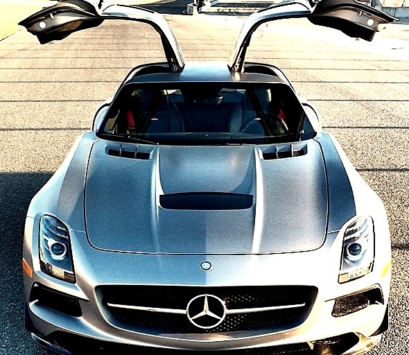 Mercedes-Benz SLS AMG Black Series (Instagram @schiznick)